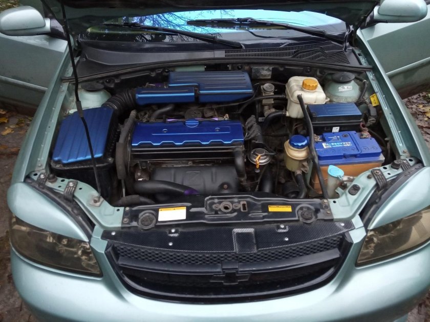 Подкапотное пространство Шевроле Лачетти