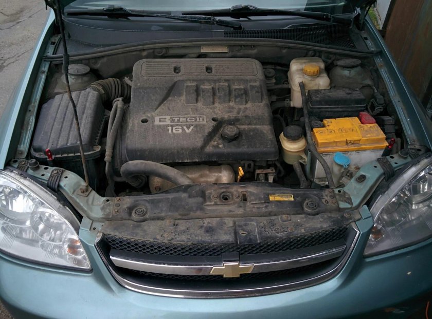 Открытый капот Лачетти седан