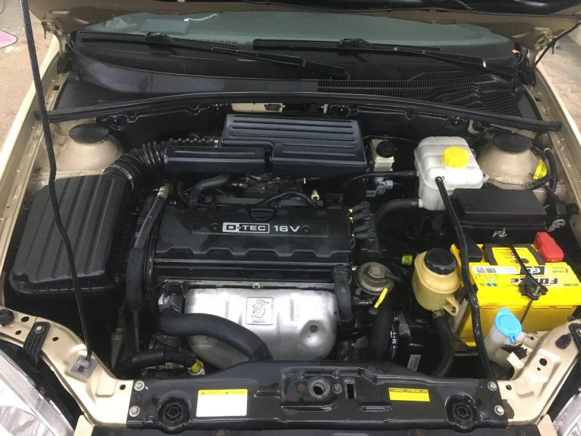 Моторный отсек Шевроле Лачетти 1.6