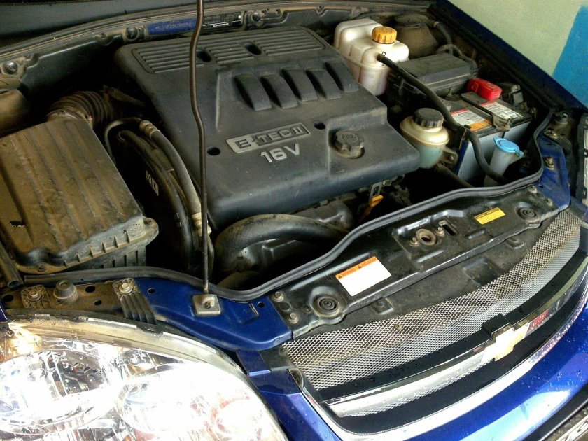 Уплотнитель капота Lacetti