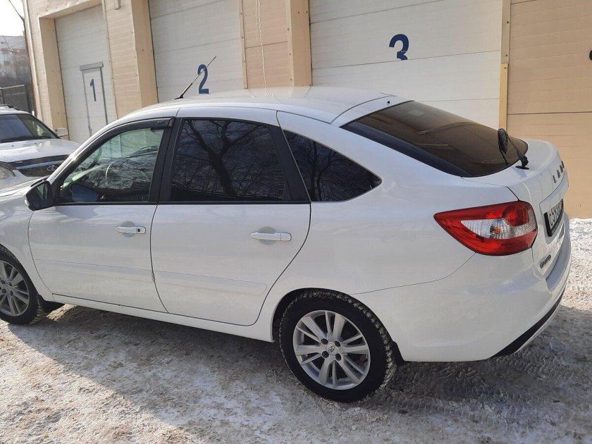 Лада Гранта лифтбек белая