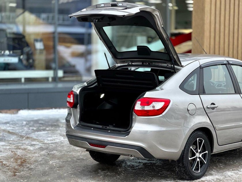 Гранта лифтбек 2023