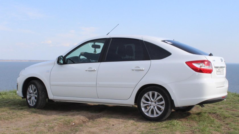 Лада Гранта лифтбек белая