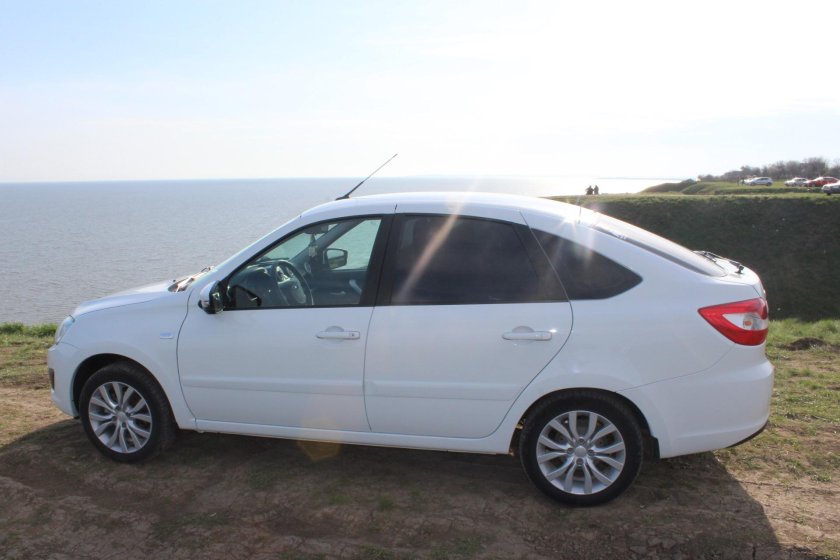 Лада Гранта лифтбек 2023 белая