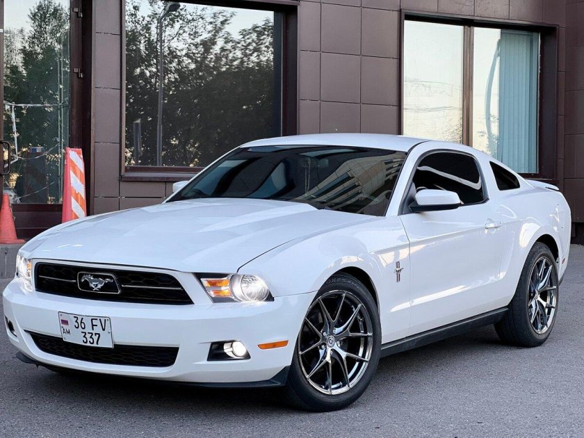 Форд Мустанг 2010 белый