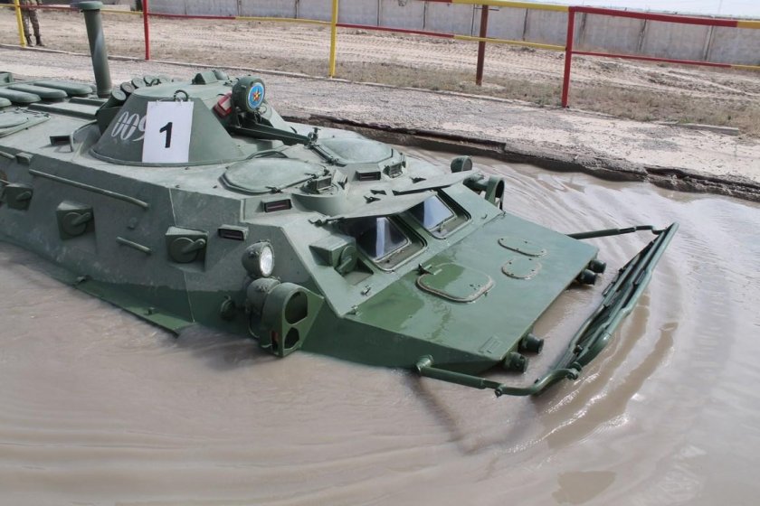 БТР-80 на плаву