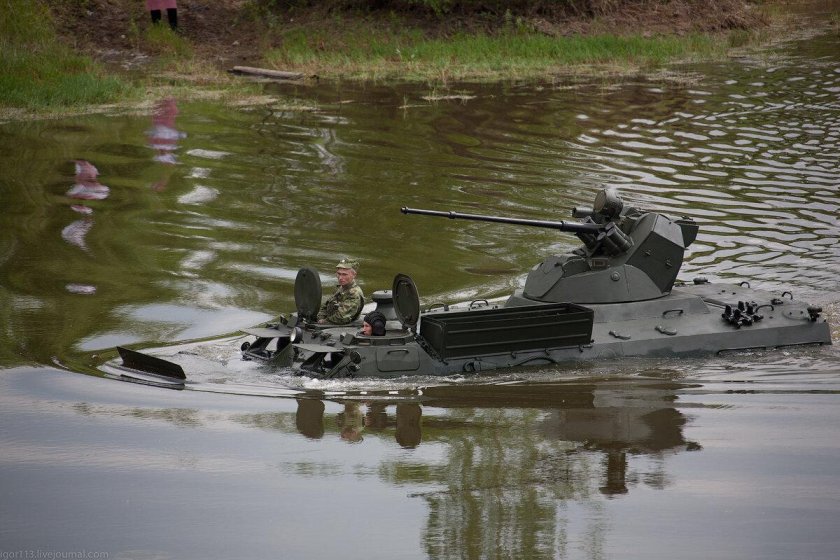 МТЛБ плывет