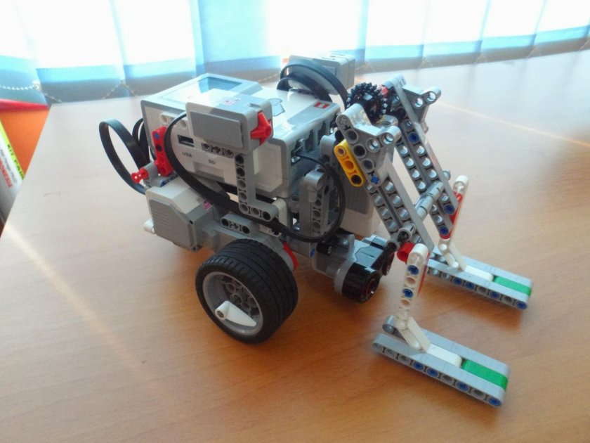 LEGO Mindstorms ev3 погрузчик