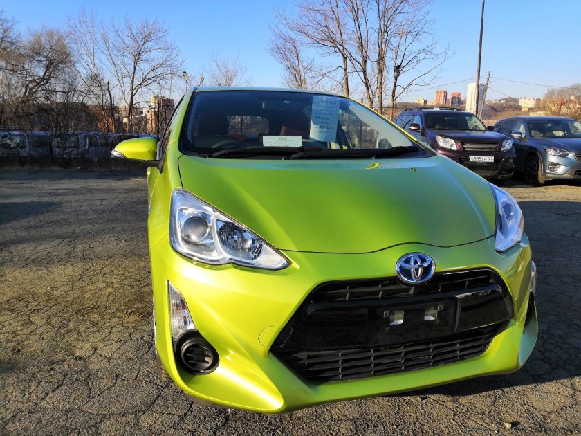 Тойота Аква гибрид 2018