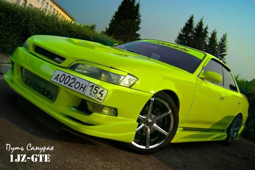 Тойота Марк 2 90 желтый