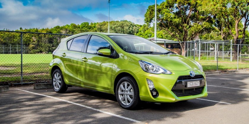 Тойота Ярис зеленая