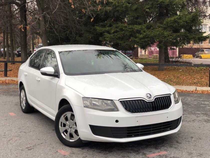 Шкода Октавия белая