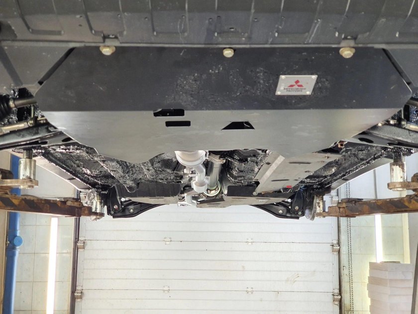 Днище Mitsubishi Outlander 3