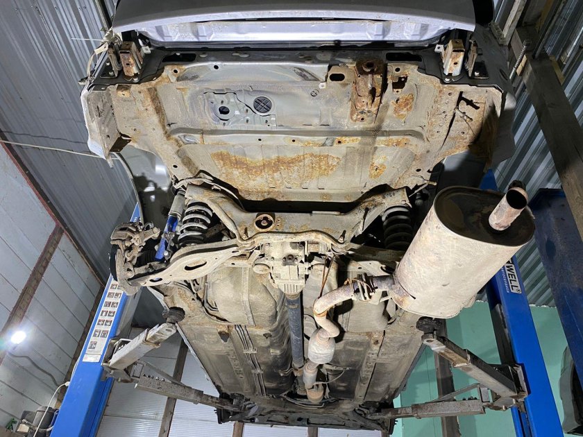 Mitsubishi Minica днище