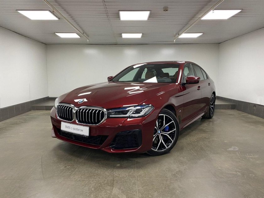 БМВ 5 красная 2021