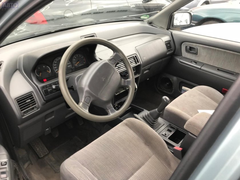 Mitsubishi Space Wagon 2 салон