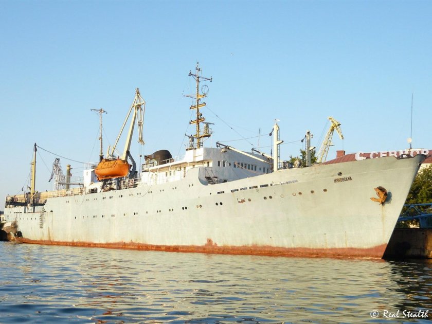 Большой морозильный рыболовный траулер