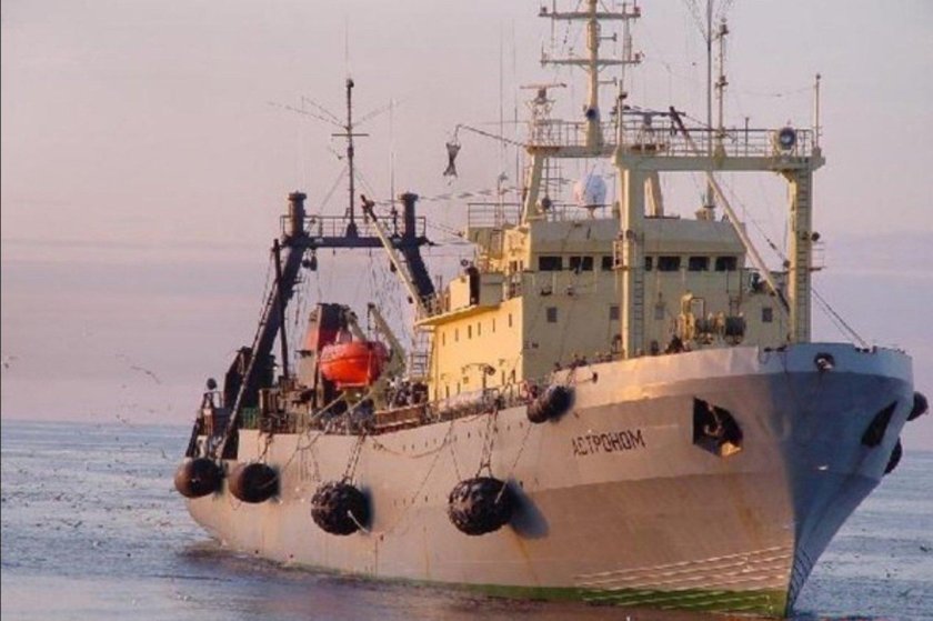 Рыболовецкий траулер "мыс Сенявина"