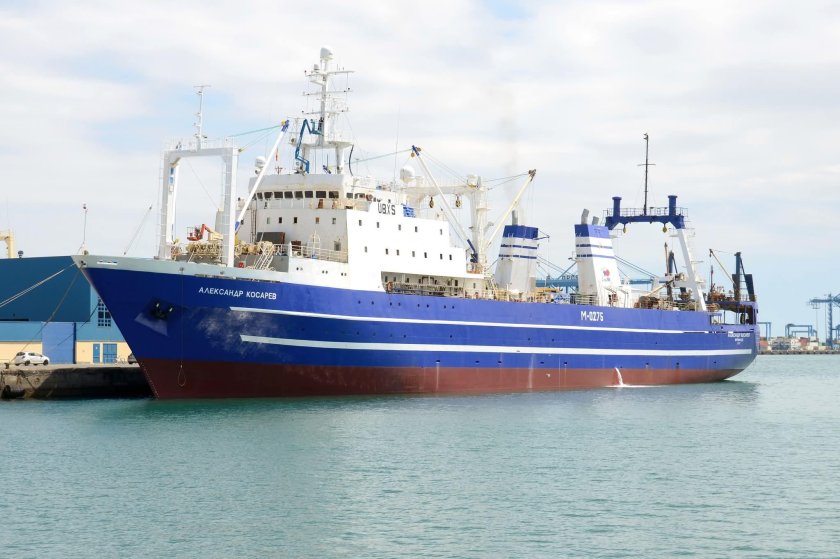 Рыболовный траулер Александр Косарев