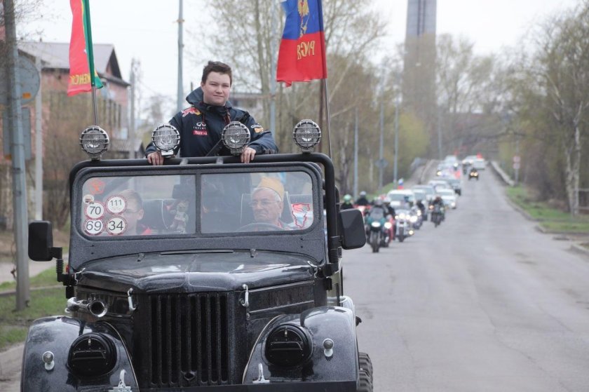 Машины с флагами на 9 мая