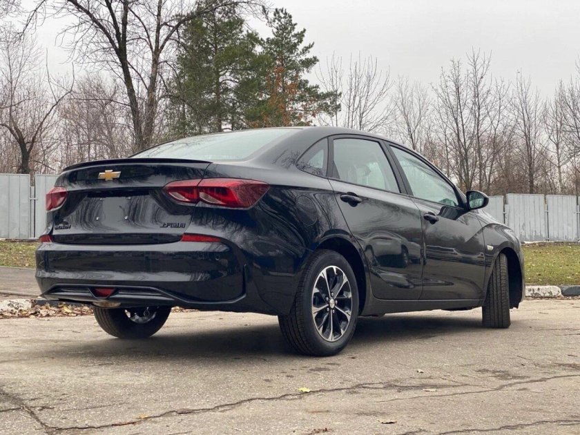 Chevrolet monza седан