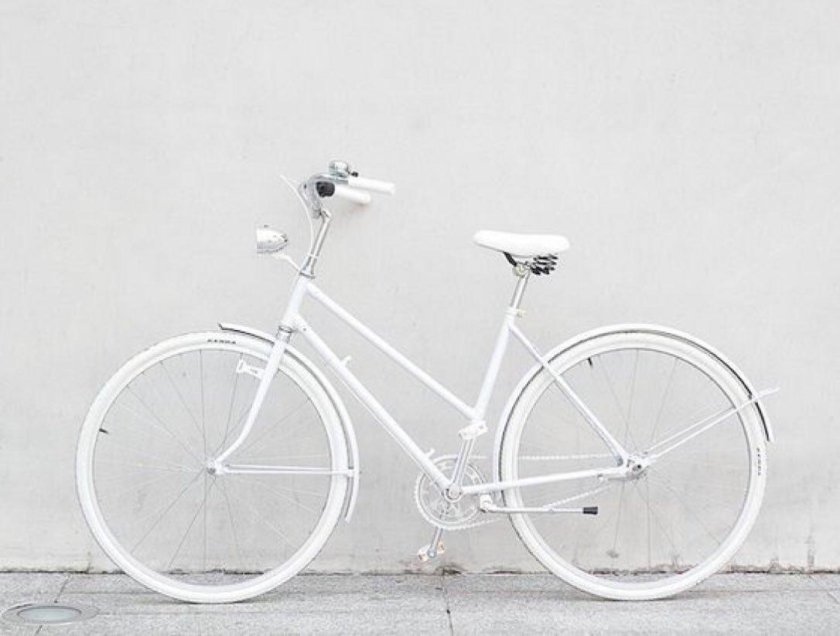 Белый ретро велосипед