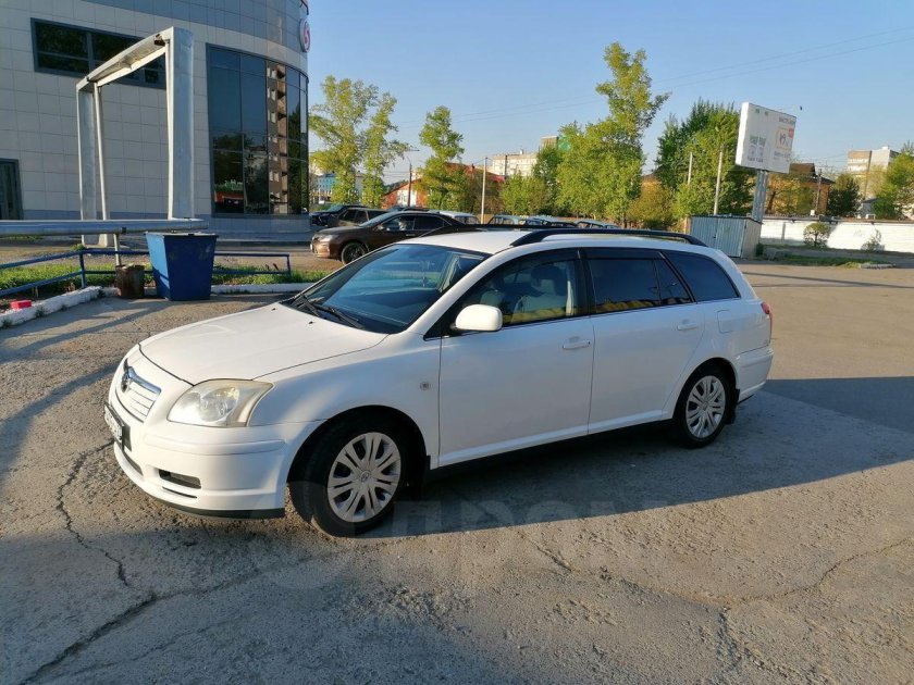 Тойота Авенсис универсал белый