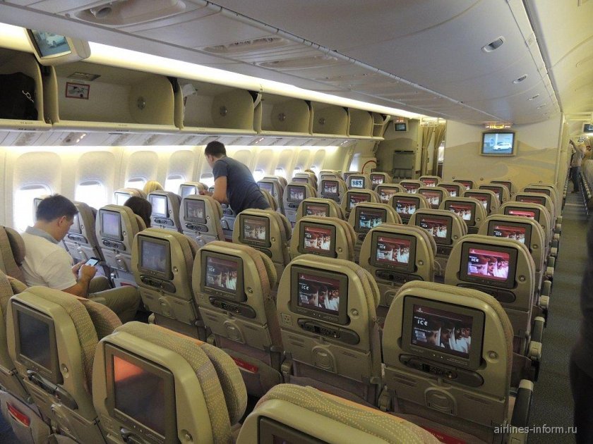 Боинг 777-300 салон эконом класса