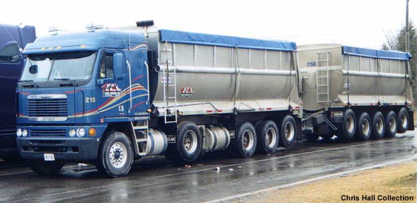 Фредлайнер с самосвальным полуприцепом