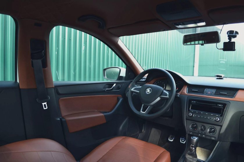 Шкода Рапид черная салон