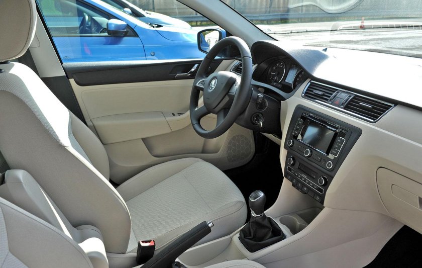 Светлый салон в шкоде Рапид