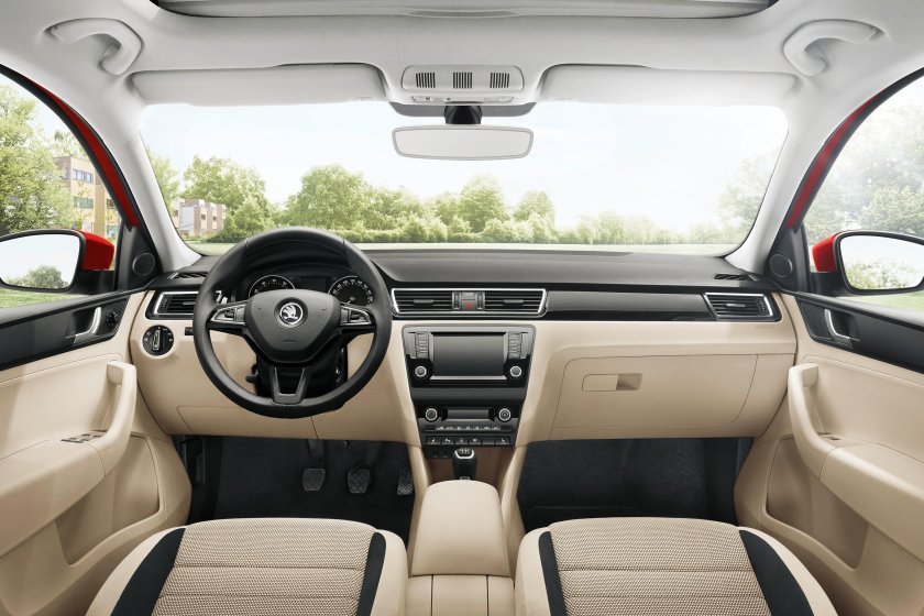 Светлый салон в шкоде Рапид