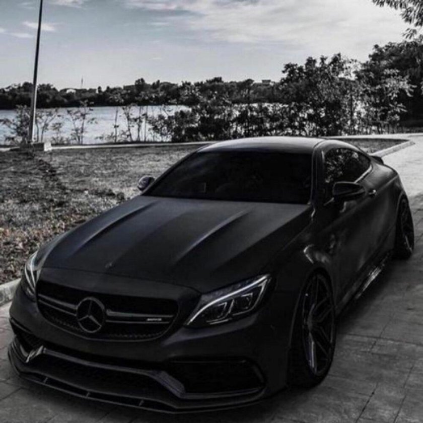 Мерседес с 63 АМГ черный матовый