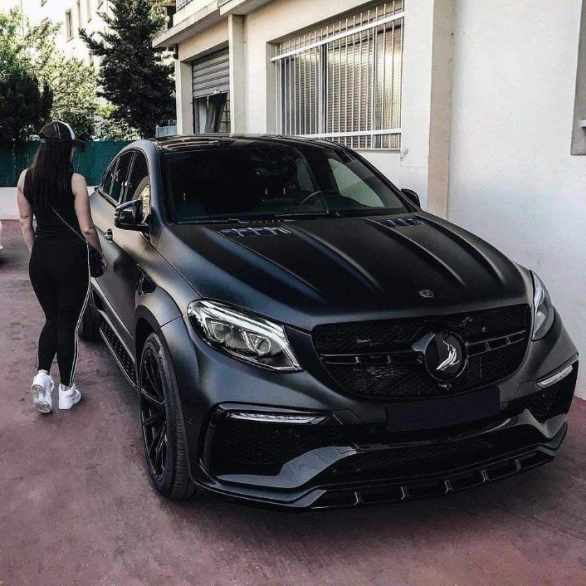 Мерседес с 63 АМГ черный матовый