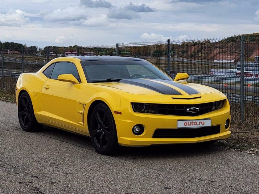 Шевроле Камаро 2010 желтый