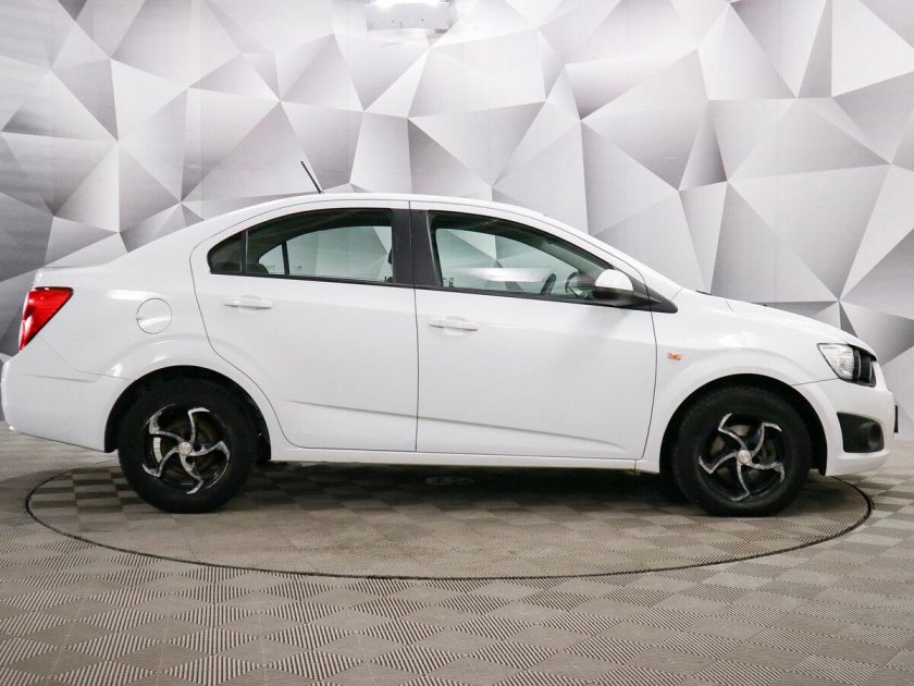 Шевроле Авео белая