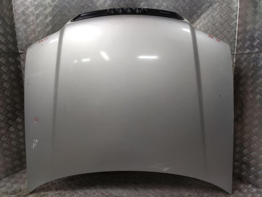 Капот автомобиля