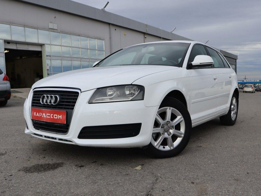 Audi a3 8p Рестайлинг 2 1.6 s Tronic (102 л.с.) белый с пробегом на снегу