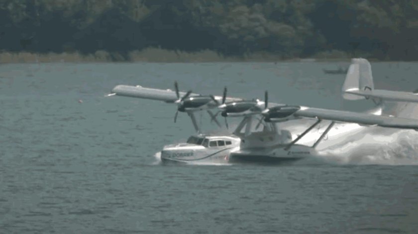 Самолет который приземляется на воду