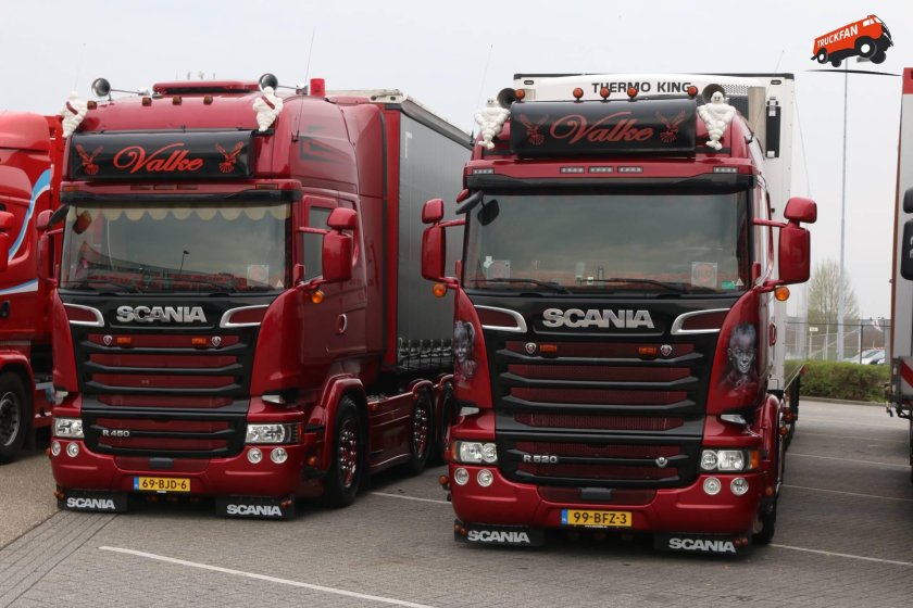 Скания красная