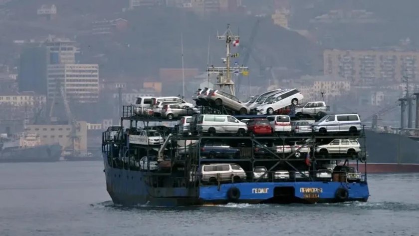 Порт Владивостока машины