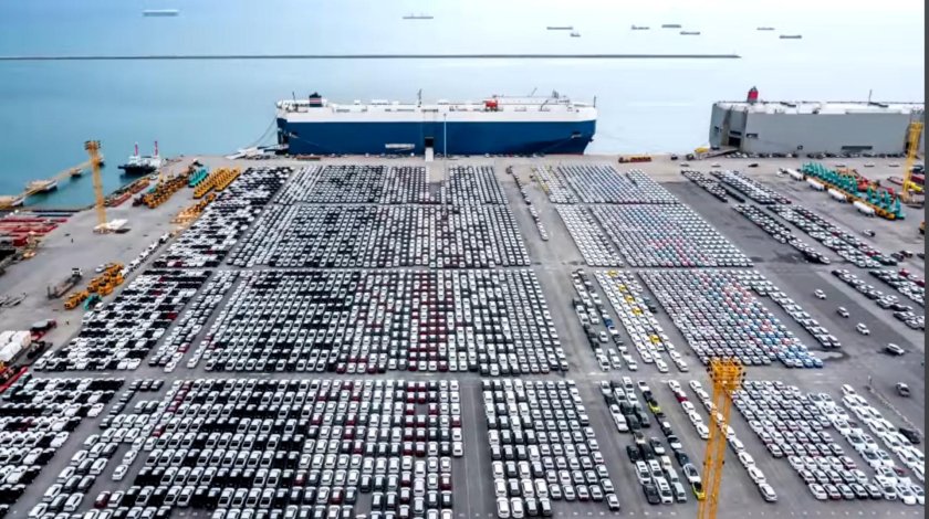 Контейнеровоз по морю