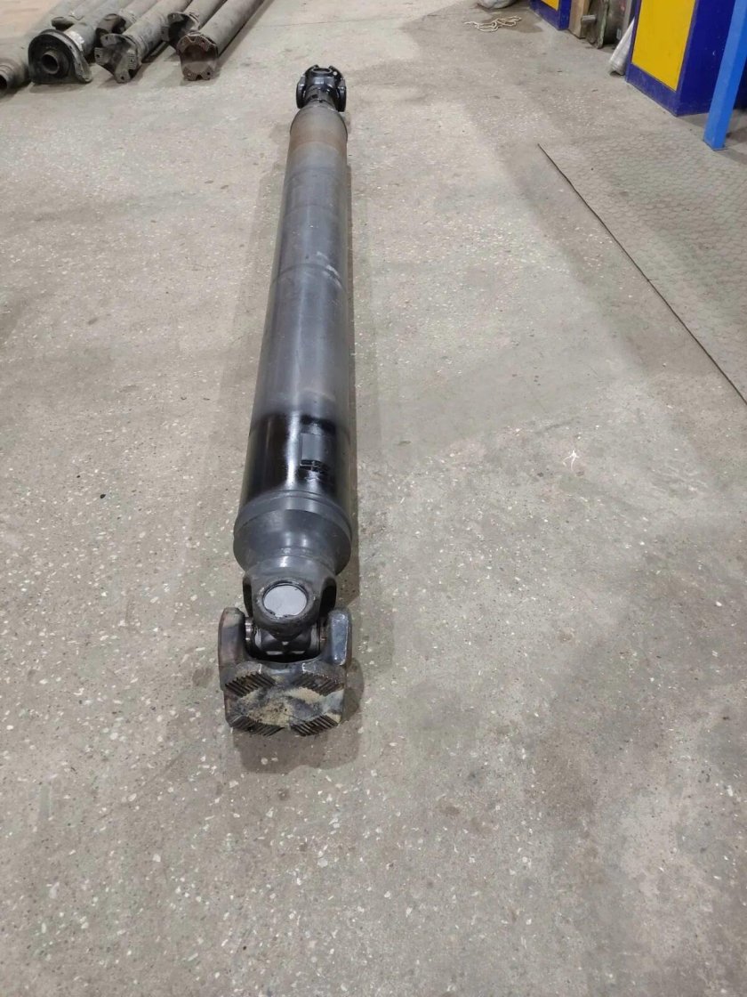 Карданный вал грузовика