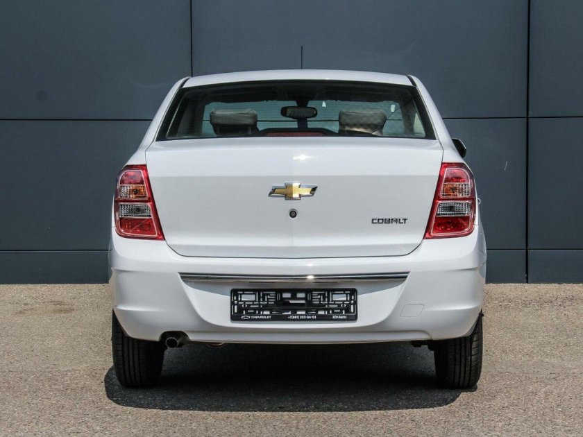 Шевроле кобальт 2021 серый новый в Казахстане 1.5 106л.с автомат вид сзади