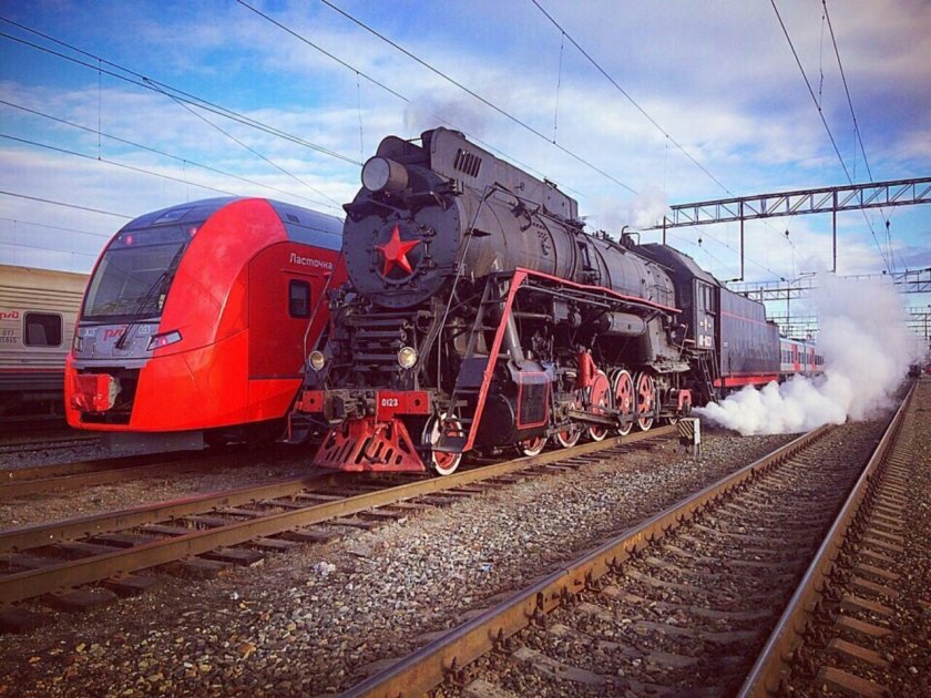 Бологое Сапсан и паровоз