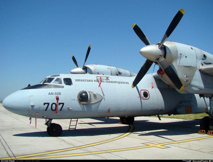 Ан 26 военно транспортный самолет