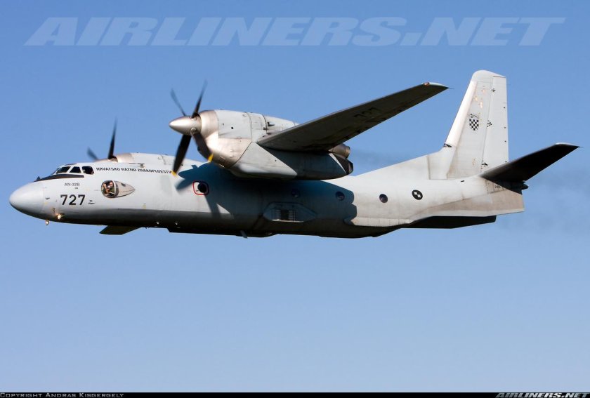АН-32 военно-транспортный самолёт