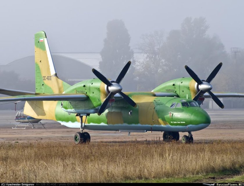 АН-32 военно-транспортный самолёт