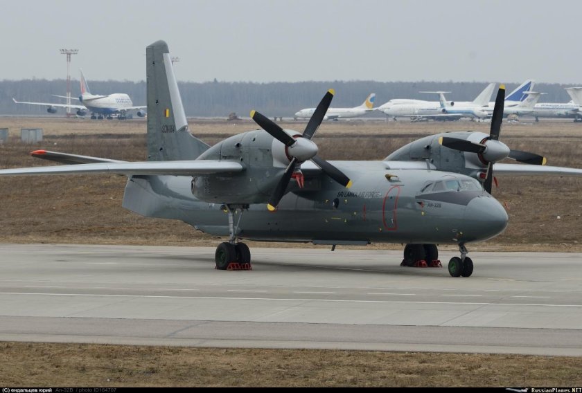 АН-32 военно-транспортный самолёт