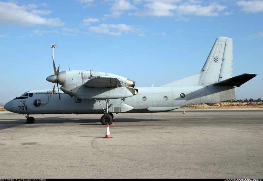 АН-32 военно-транспортный самолёт